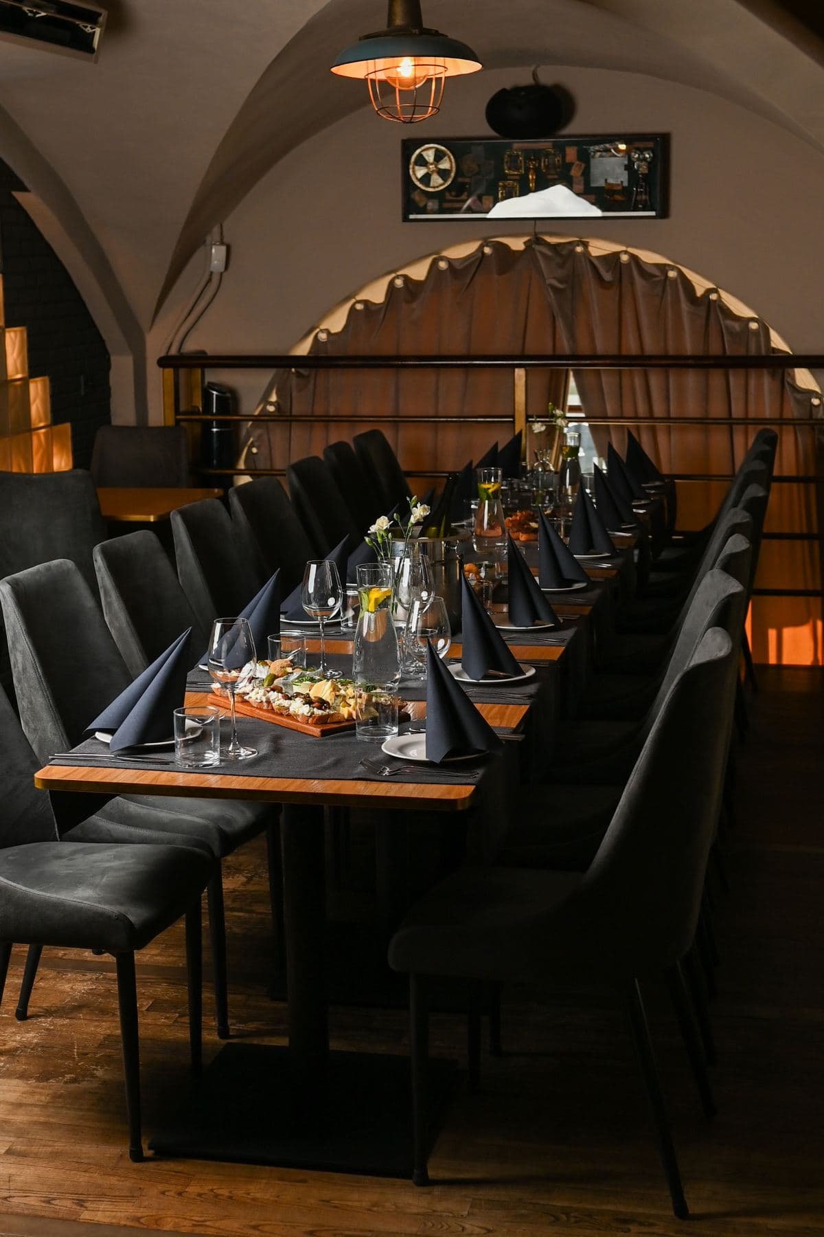 Sala Pod Papugami w układzie bankietowym, stół nakryty dla grupy, Wrocław Rynek