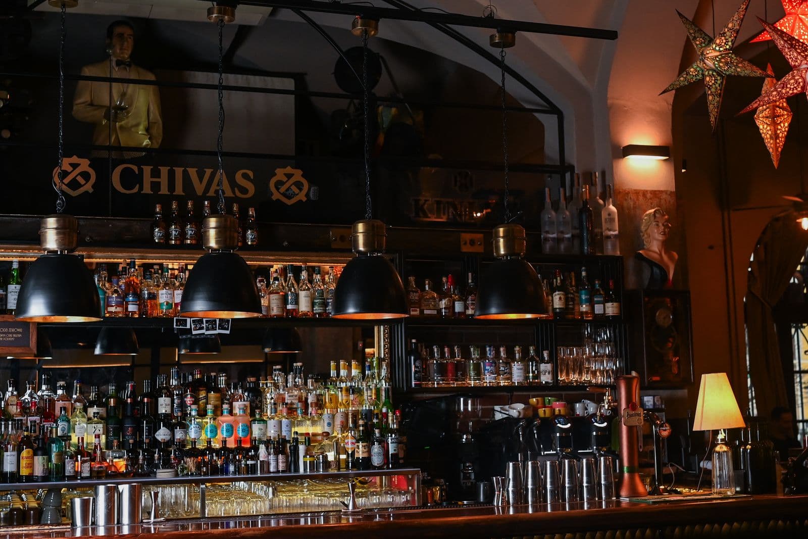 Wnętrze Pod Papugami – bar i sala